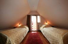 Tetőtéri 2 ágyas szoba közös fürdőszobával